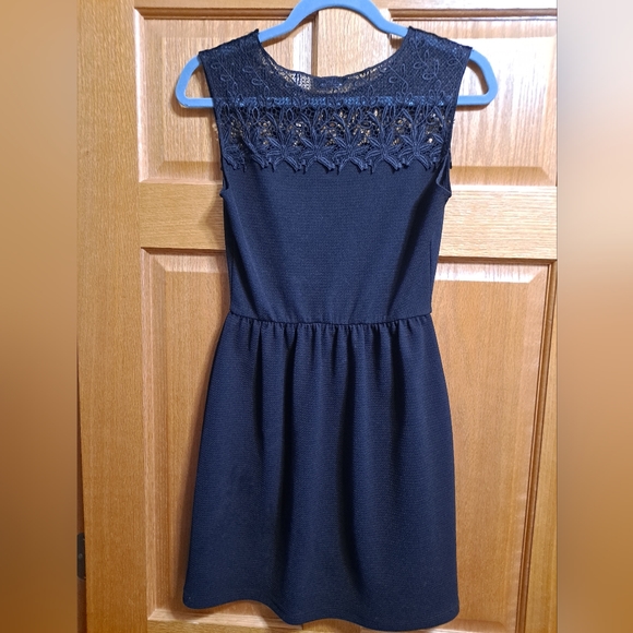 Soprano Black Dress - Picture 3 of 3